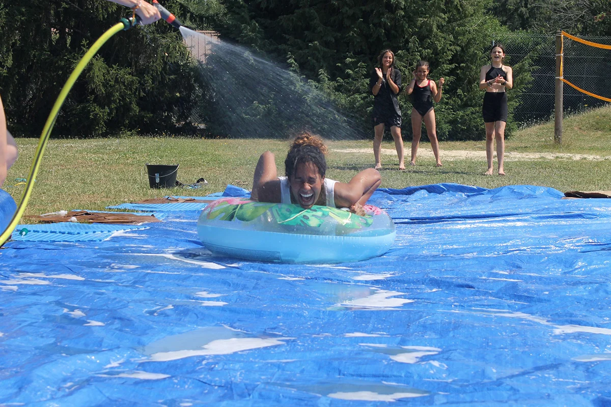 Colonie de vacances équitation en Bourgogne pour les jeunes de 8 à 15-ans, piscine durant le séjour 100 % Equitation au Poney-Club du Domaine de l'Esperance
