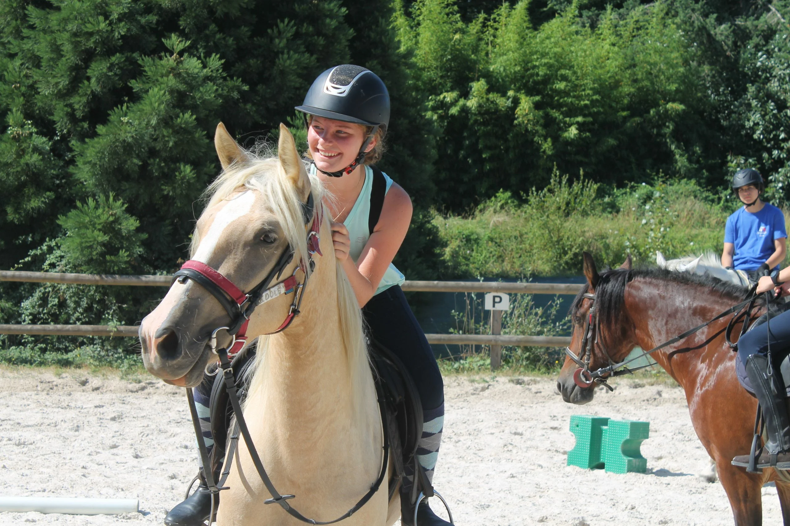 Colonie de vacances équitation en Bourgogne pour les jeunes de 8 à 15-ans, le séjour 100 % Equitation au Poney-Club du Domaine de l'Esperance