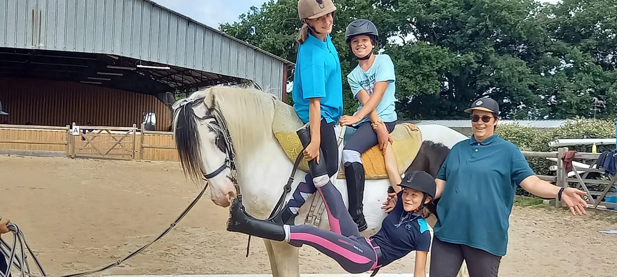 Colonie de vacances équitation en Bourgogne pour les jeunes de 8 à 15-ans, superbe séjour équitation durant le séjour 100 % Equitation au Poney-Club du Domaine de l'Esperance