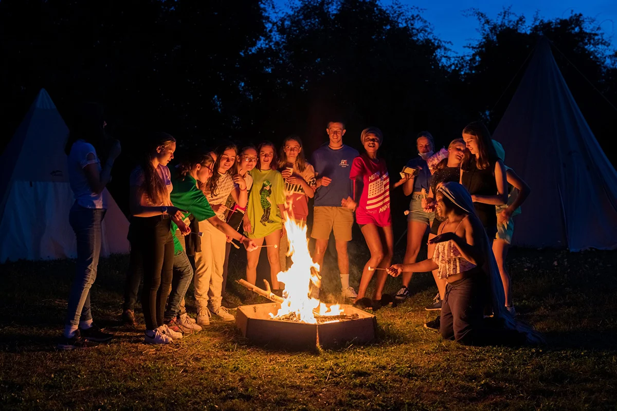 Colonie de vacances équitation en Bourgogne pour les jeunes de 8 à 15-ans, soirée feu de camp durant le séjour 100 % Equitation au Poney-Club du Domaine de l'Esperance
