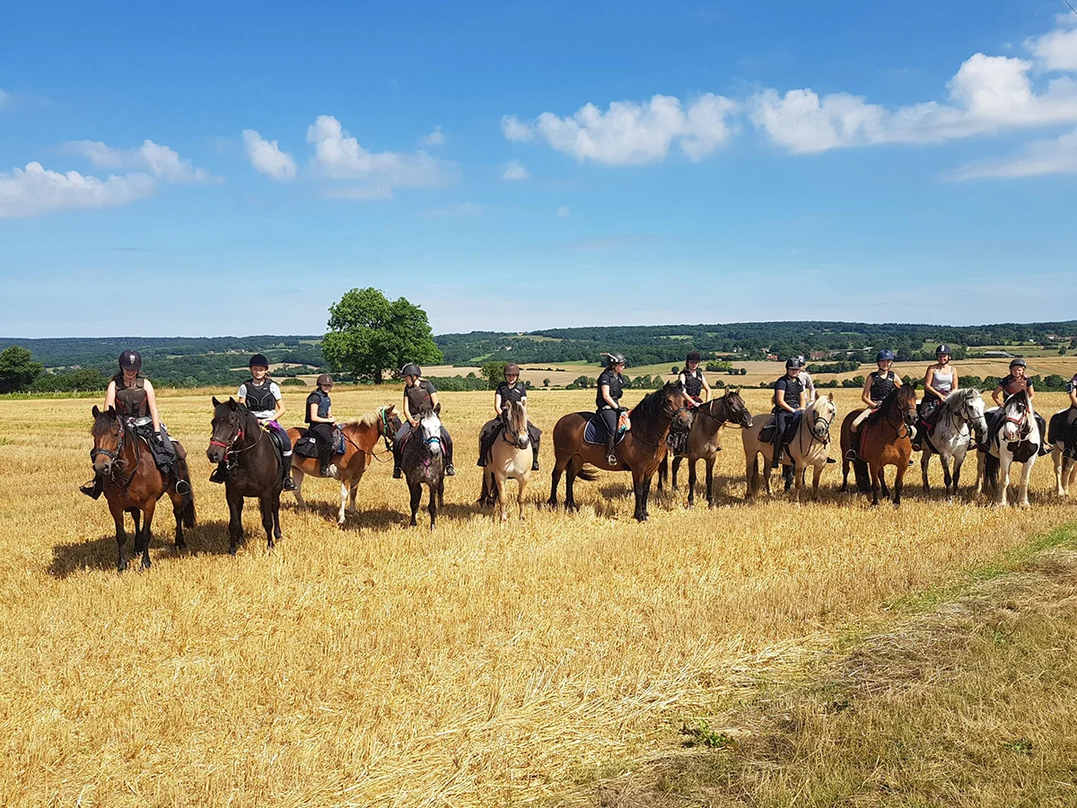 Colonie de vacances équitation en Bourgogne pour les jeunes de 8 à 15-ans, vacances à cheval à travers la campagne durant le séjour 100 % Equitation au Poney-Club du Domaine de l'Esperance