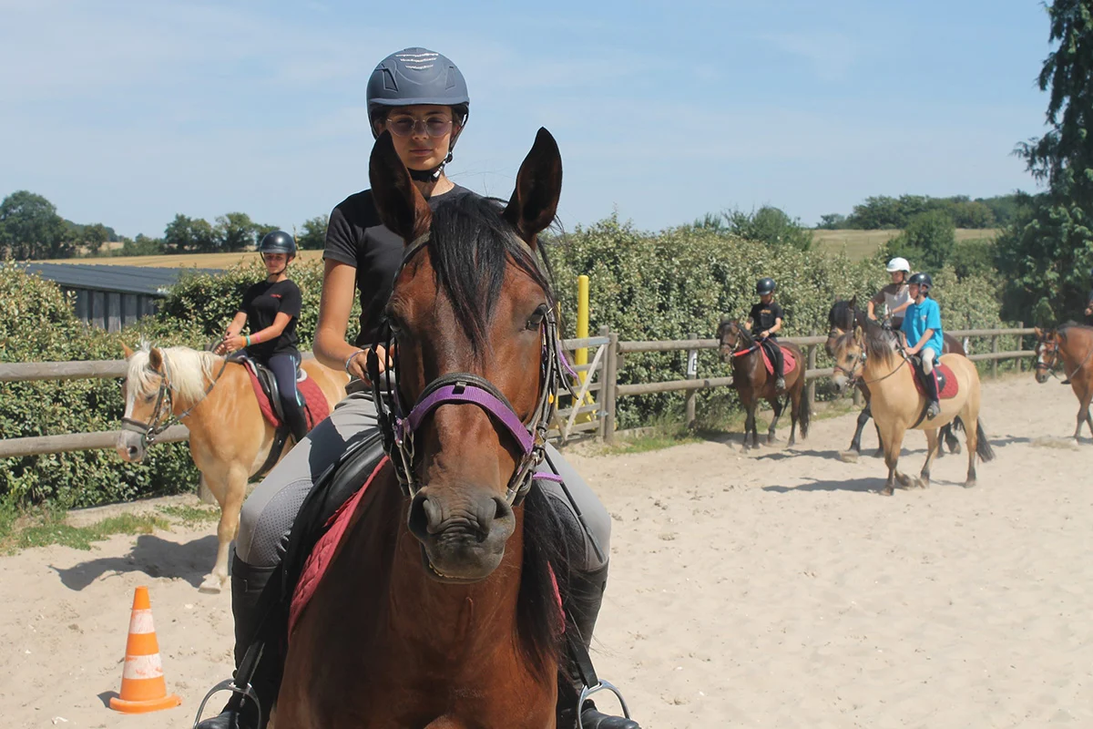 Colonie de vacances équitation en Bourgogne pour les jeunes de 8 à 15-ans, vacances à cheval pour les jeunes durant le séjour 100 % Equitation au Poney-Club du Domaine de l'Esperance